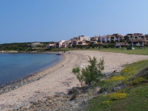 Porto Cervo località Cala del Faro. Affitto bilocale con portico e giardino. Porto Cervo